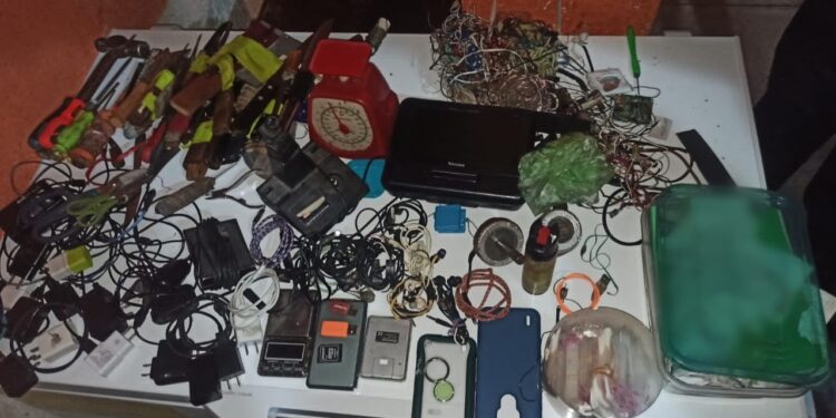 Fuerzas de seguridad localizan objetos ilícitos durante requisa en centro carcelario