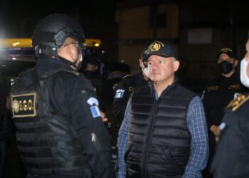 Ministro de Gobernación verifica operativos en Villa Nueva