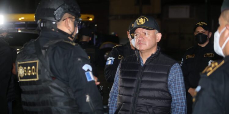 Ministro de Gobernación verifica operativos en Villa Nueva