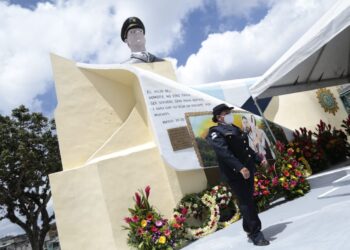 Mandos de PNC enfloran mausoleo policial