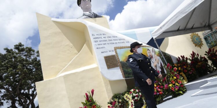 Mandos de PNC enfloran mausoleo policial
