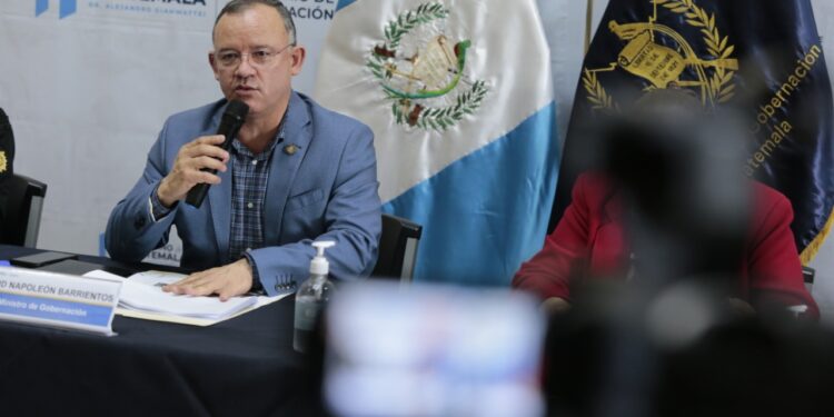 Capturan agentes policiales acusados de plagio o secuestro y robo agravado