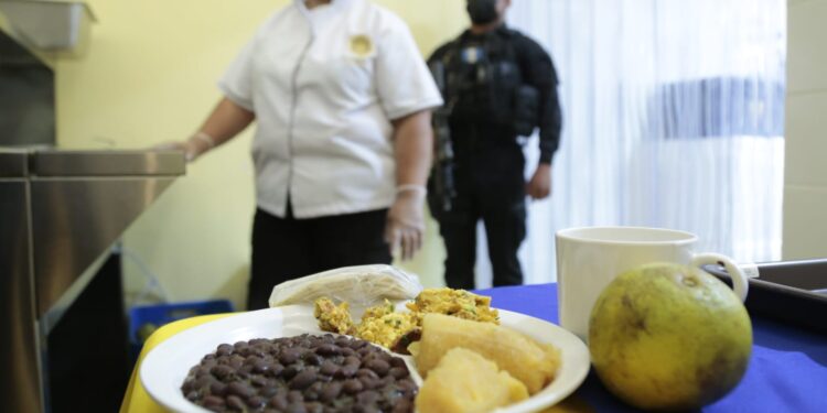 Comedor policial busca bienestar de agentes