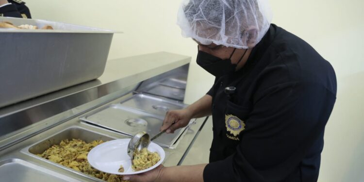 Comedor policial busca bienestar de agentes