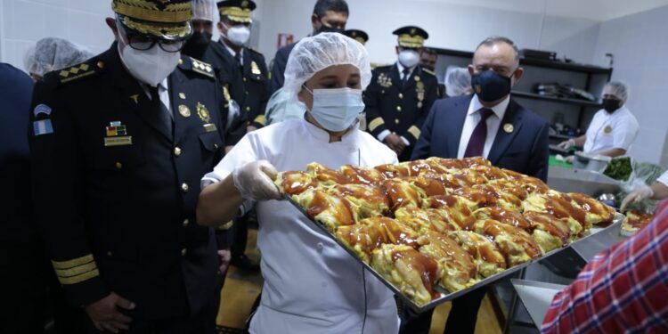 Comedor policial busca bienestar de agentes