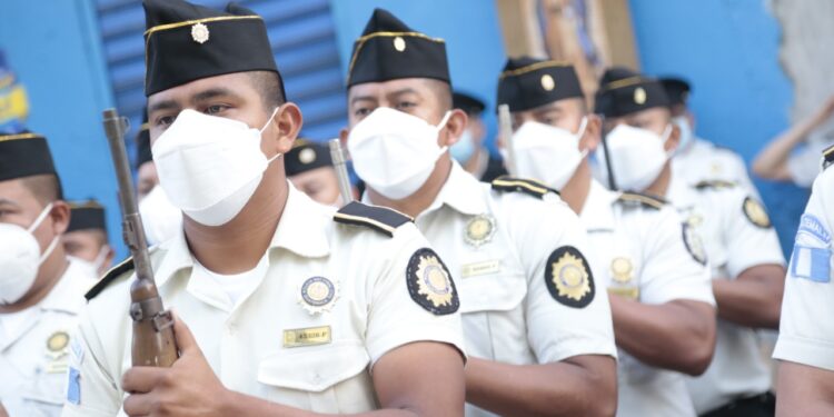 Inicia celebración del 25 aniversario de PNC con alborada e izada del Pabellón Nacional