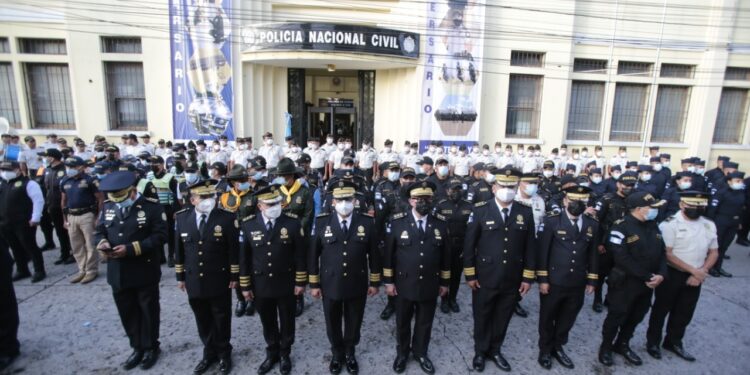 Inicia celebración del 25 aniversario de PNC con alborada e izada del Pabellón Nacional