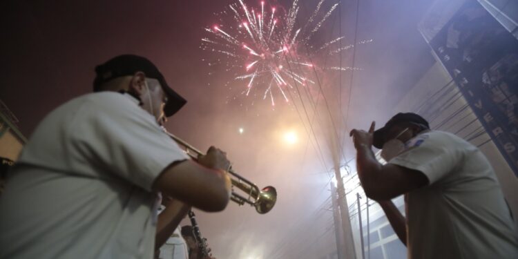 Inicia celebración del 25 aniversario de PNC con alborada e izada del Pabellón Nacional