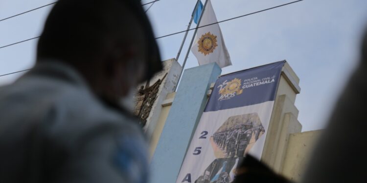 Inicia celebración del 25 aniversario de PNC con alborada e izada del Pabellón Nacional