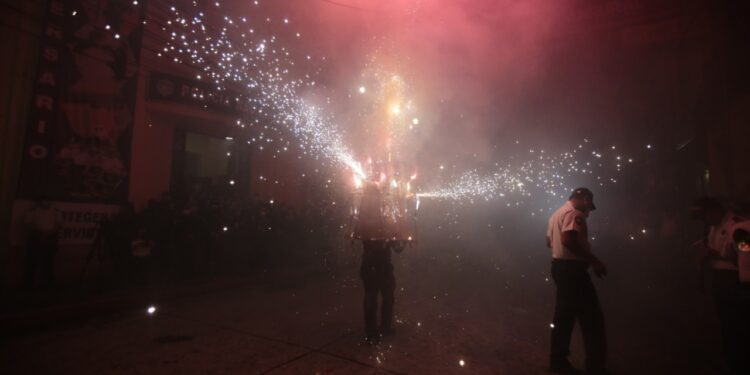 Inicia celebración del 25 aniversario de PNC con alborada e izada del Pabellón Nacional