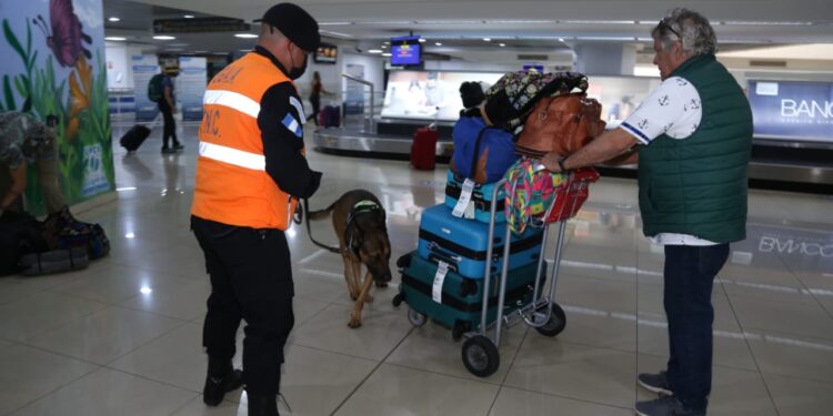 Supervisan trabajo del personal antinarcótico en el Aeropuerto La Aurora