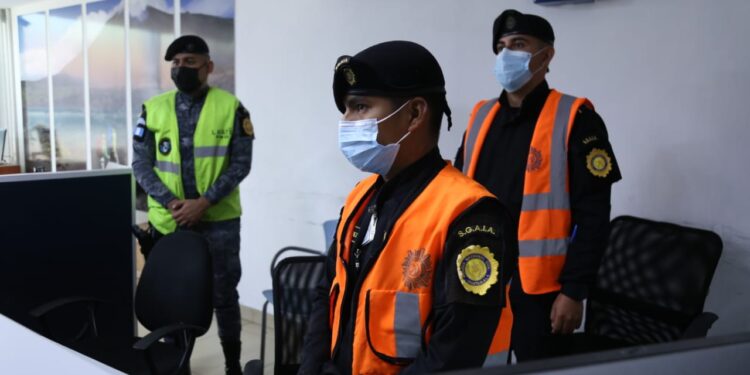 Supervisan trabajo del personal antinarcótico en el Aeropuerto La Aurora