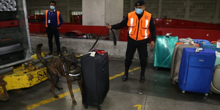 Supervisan trabajo del personal antinarcótico en el Aeropuerto La Aurora