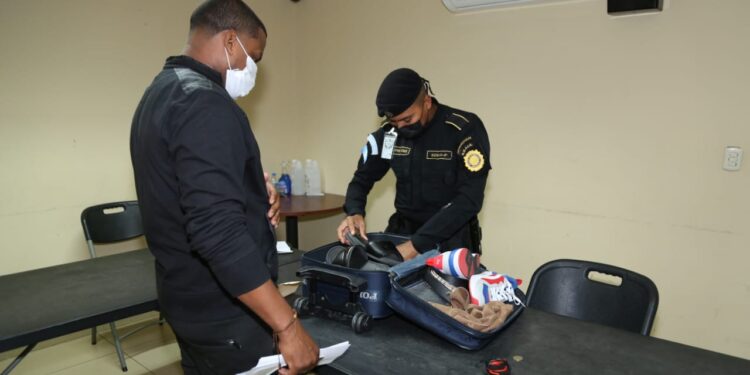 Supervisan trabajo del personal antinarcótico en el Aeropuerto La Aurora