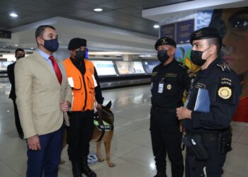 Supervisan trabajo del personal antinarcótico en el Aeropuerto La Aurora