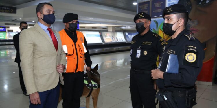 Supervisan trabajo del personal antinarcótico en el Aeropuerto La Aurora