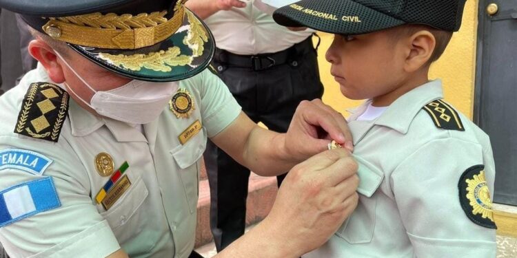 Niño que padece cáncer cumple sueño de ser policía