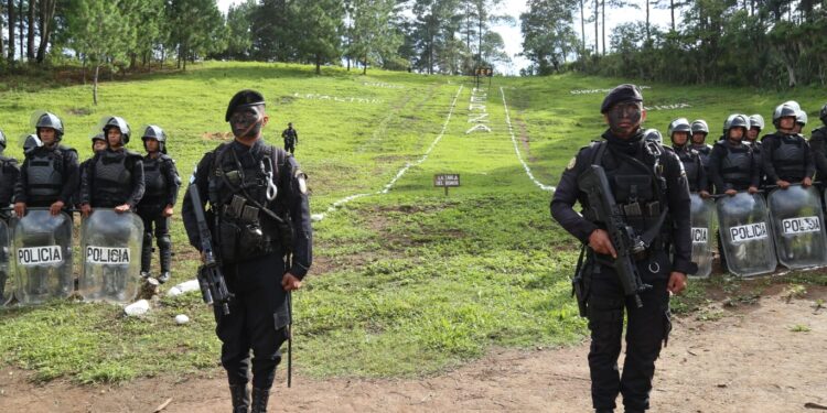 Autoridades supervisan formación de agentes de FEP