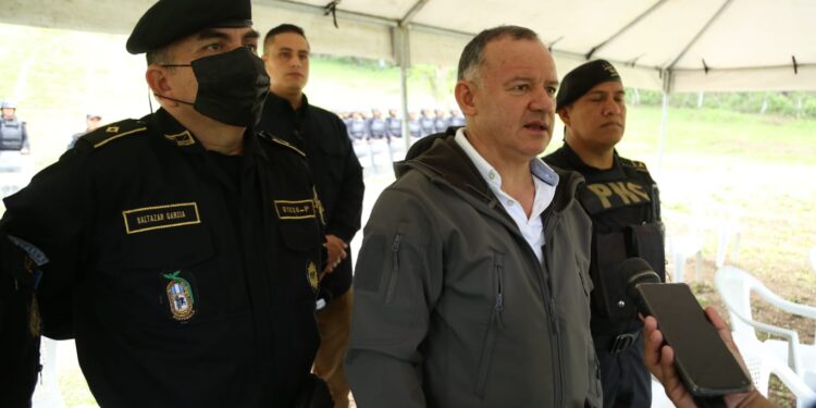 Autoridades supervisan formación de agentes de FEP