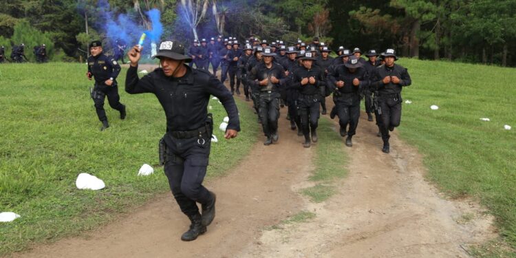 Autoridades supervisan formación de agentes de FEP