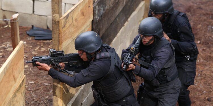 Autoridades supervisan formación de agentes de FEP