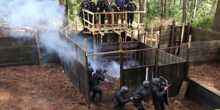 Autoridades supervisan formación de agentes de FEP