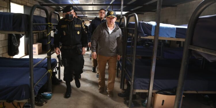 Autoridades supervisan formación de agentes de FEP