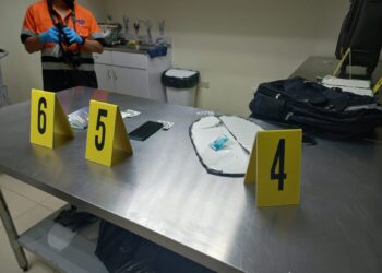 Agentes antinarcóticos evitan que jóvenes salgan del país con 8.79 kilogramos de cocaína