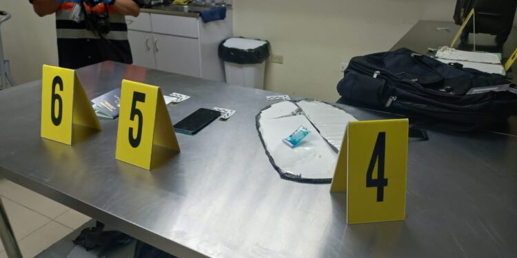 Agentes antinarcóticos evitan que jóvenes salgan del país con 8.79 kilogramos de cocaína