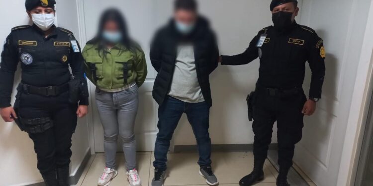 Agentes antinarcóticos evitan que jóvenes salgan del país con 8.79 kilogramos de cocaína