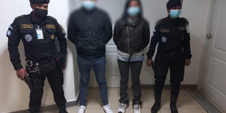 Agentes antinarcóticos evitan que jóvenes salgan del país con 8.79 kilogramos de cocaína
