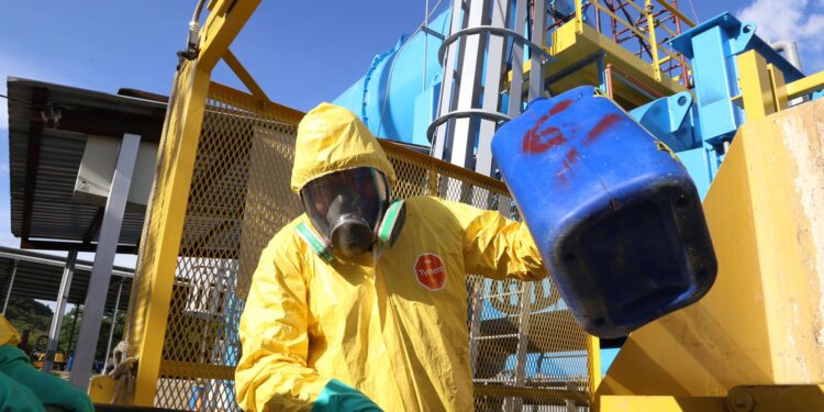 Supervisan trabajos en el Complejo de Precursores y Sustancias Químicas