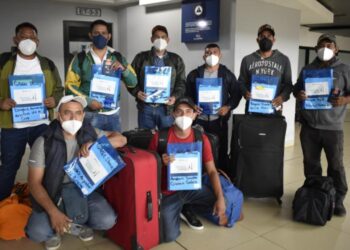 Guatemaltecos viajan al extranjero con contrato temporal de trabajo