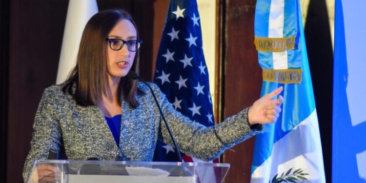 VICEMINISTRA MARÍA ISABEL SALAZAR PARTICIPA EN EL 1ER. CONGRESO DE GENERACIÓN DE OPORTUNIDADES: PASANTÍAS Y APRENDIZAJE BASADO EN EL TRABAJO