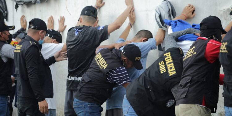 PNC desarrolla requisas en tres centros carcelarios