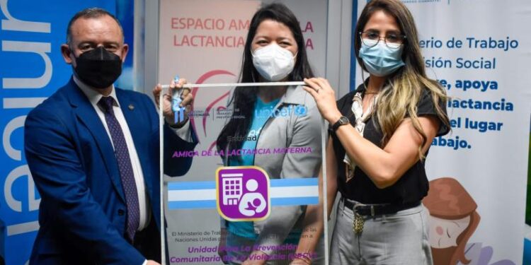 El Mintrab con el apoyo de UNICEF, reconoce al Mingob como la segunda institución del Ejecutivo que se suma a la Iniciativa de Espacios Amigos de la Lactancia Materna