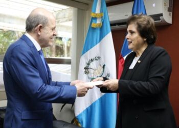 Embajador de Chile presenta Copias de Estilo a la viceministra de Relaciones Exteriores de Guatemala