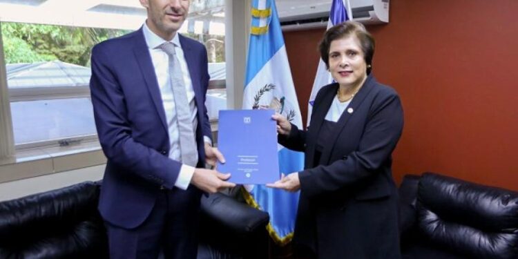 Embajador de Israel presenta Copias de Estilo a vicecanciller de Guatemala
