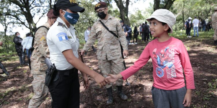 Prevención: jóvenes contribuyen a la reforestación en áreas de la ciudad de Guatemala