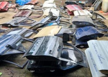 Localizan venta de piezas de automóviles presuntamente robadas