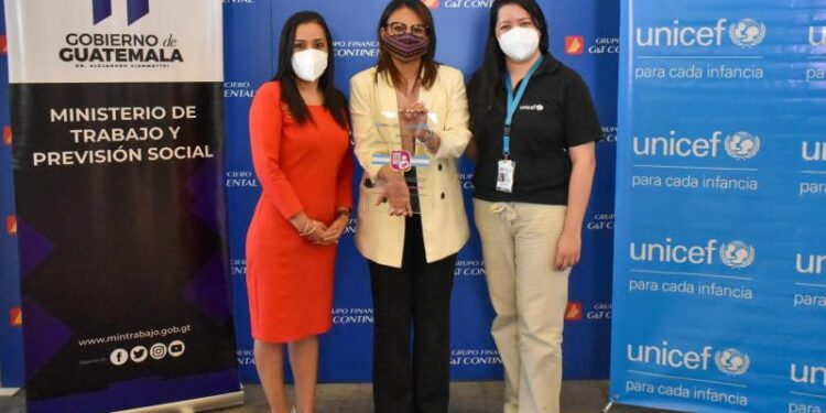 El Ministerio de Trabajo y Previsión Social y UNICEF reconocen el nuevo Espacio Amigo de la Lactancia Materna del Banco GyT Continental