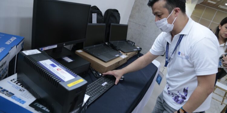 Entregan computadoras para fortalecer capacidad de respuesta a víctimas de violencia