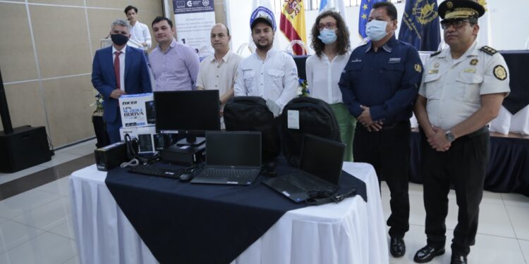 Entregan computadoras para fortalecer capacidad de respuesta a víctimas de violencia