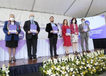 PREVI entrega equipo a PNC para investigación y atención a victimas
