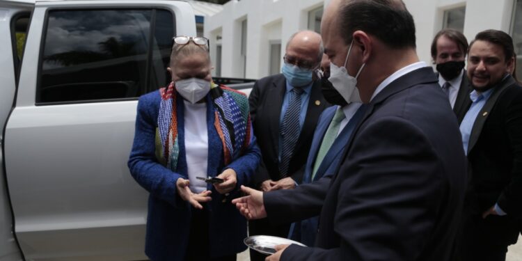 PREVI entrega equipo a PNC para investigación y atención a victimas