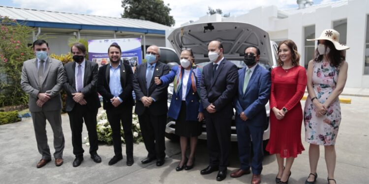 PREVI entrega equipo a PNC para investigación y atención a victimas