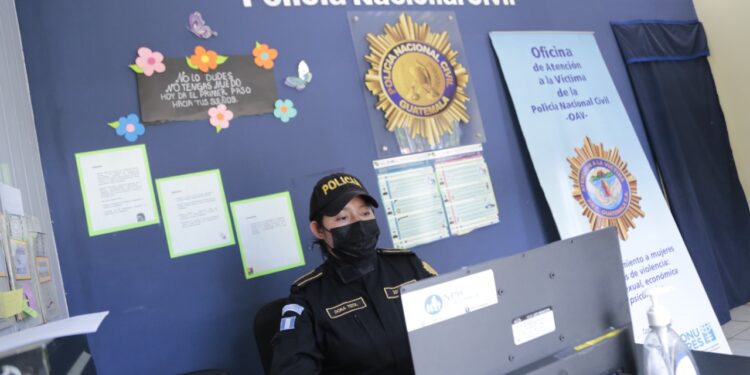 PREVI entrega equipo a PNC para investigación y atención a victimas