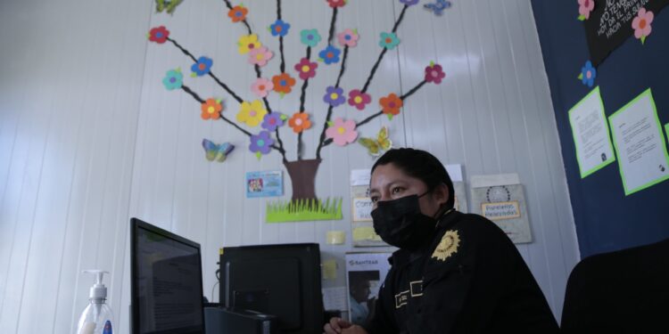 PREVI entrega equipo a PNC para investigación y atención a victimas