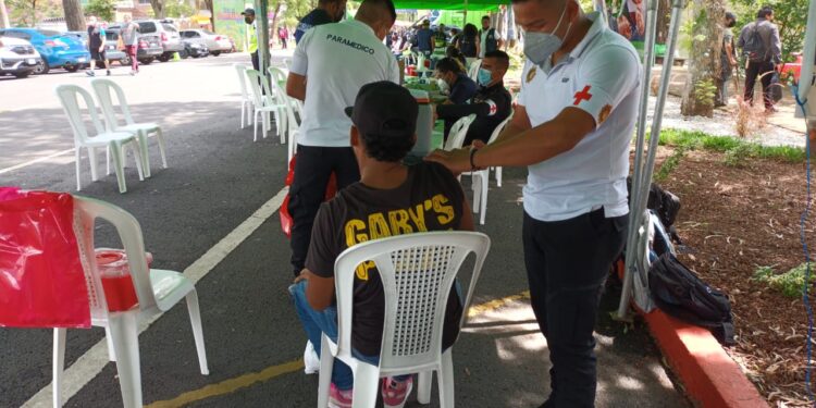 PNC apoya jornadas de vacunación en puesto Dr. Móvil