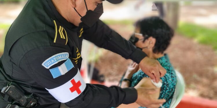 PNC apoya jornadas de vacunación en puesto Dr. Móvil